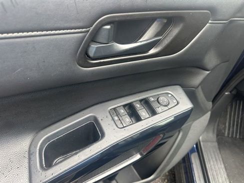 Used 2024 Nissan Pathfinder SV FWD image 6