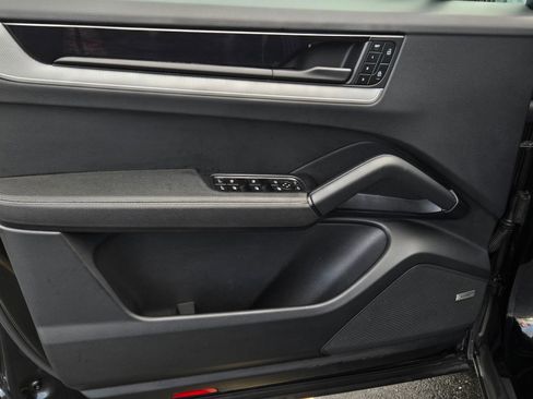 Used 2024 Porsche Cayenne image 9