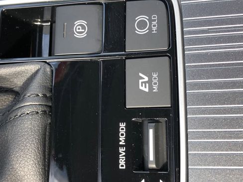 Certified 2025 Toyota Sienna XLE image 28