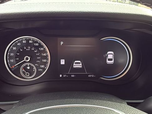 Used 2026 Genesis G70 2.5T image 25