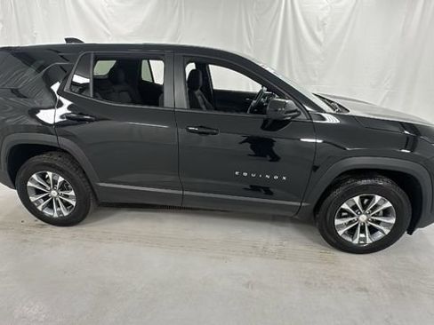 Used 2025 Chevrolet Equinox LT image 2