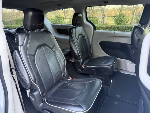 Used 2022 Chrysler Pacifica Limited FWD image 27