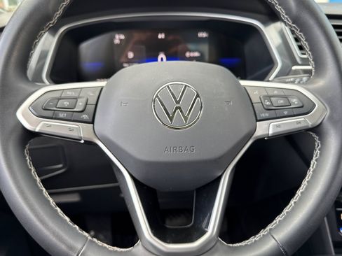 Used 2024 Volkswagen Tiguan SE image 17