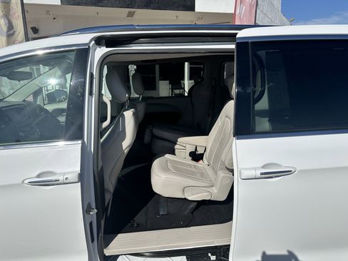 Used 2018 Chrysler Pacifica Touring-L image 22