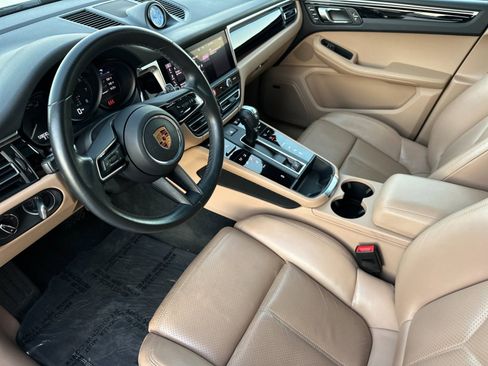 Used 2022 Porsche Macan w/ Premium Package image 4