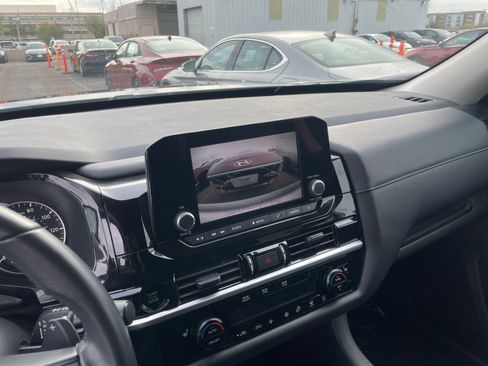 Used 2025 Nissan Pathfinder SV image 18