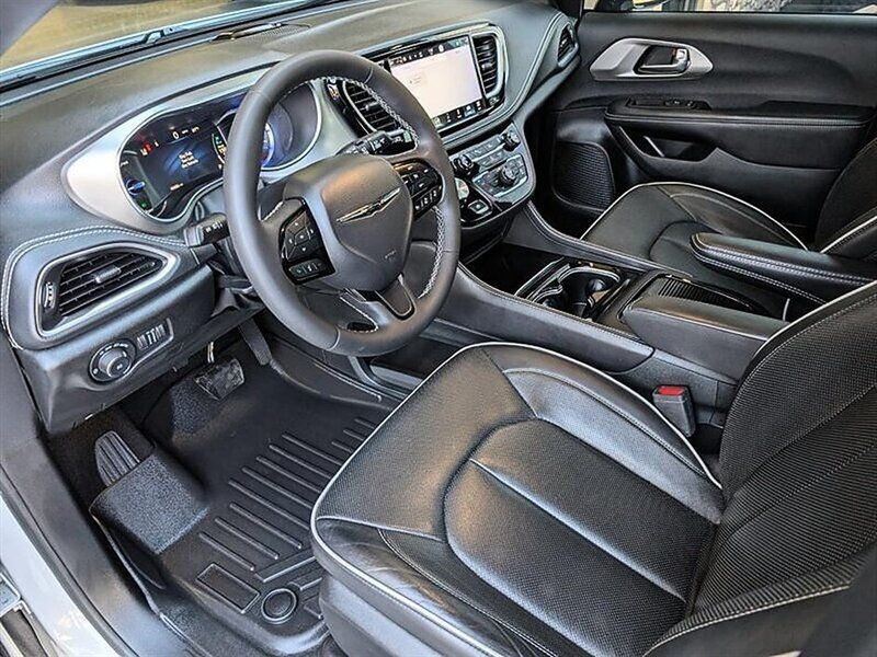 Used 2023 Chrysler Pacifica Limited w/ S Appearance Package FWD image 2