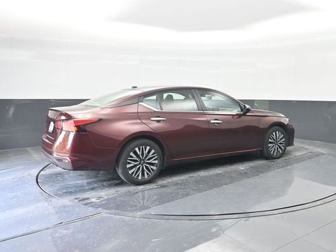 Used 2025 Nissan Altima 2.5 SV FWD image 15