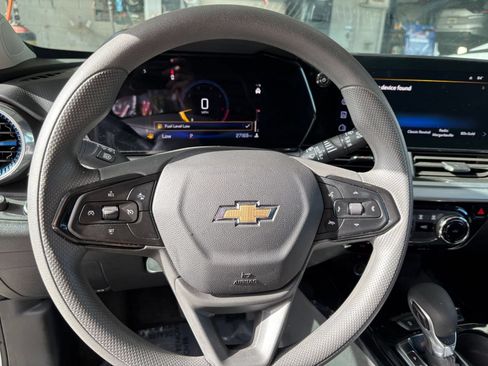 Used 2025 Chevrolet Trax LT FWD image 27