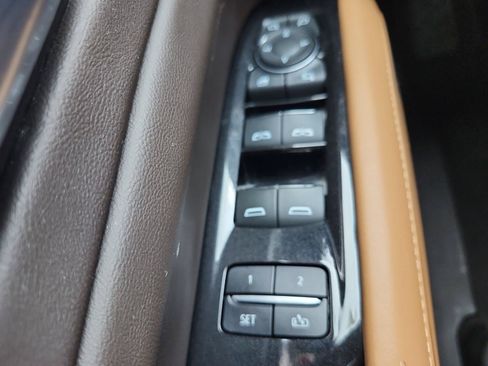 Used 2023 Cadillac Escalade Premium Luxury AWD/4WD image 24