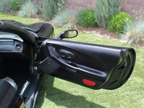 Used 1999 Chevrolet Corvette Coupe w/ Roof Pkg RWD image 37