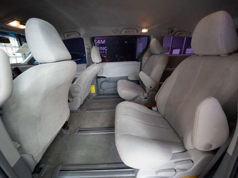 Used 2013 Toyota Sienna L image 23
