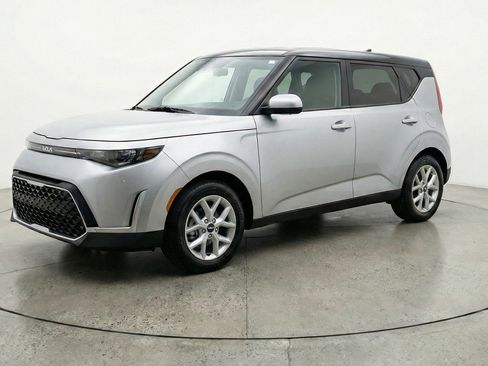 Used 2025 Kia Soul LX w/ LX Technology Package image 3