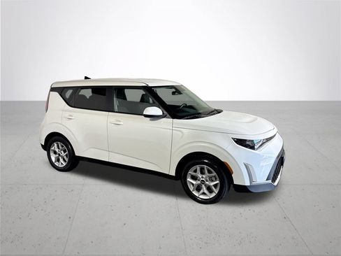 Used 2025 Kia Soul LX w/ LX Technology Package FWD image 4