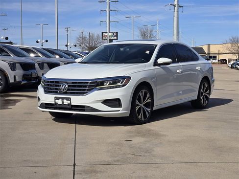 Used 2021 Volkswagen Passat 2.0T SE image 2