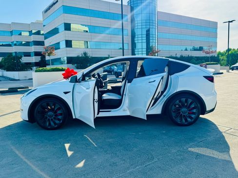 Used 2023 Tesla Model Y Performance AWD/4WD image 35