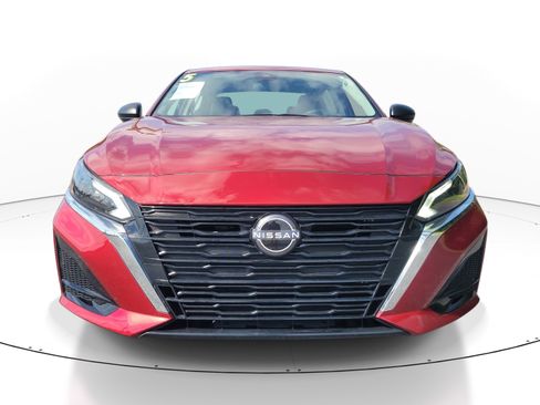 Used 2025 Nissan Altima 2.5 SV FWD image 2