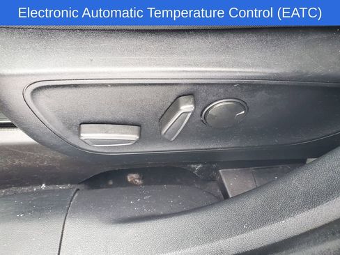 Used 2021 Ford Escape SE w/ SE Sport Appearance Package image 8