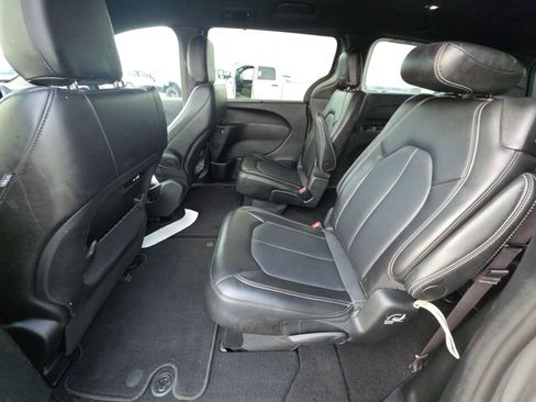Used 2025 Chrysler Pacifica Select FWD image 5