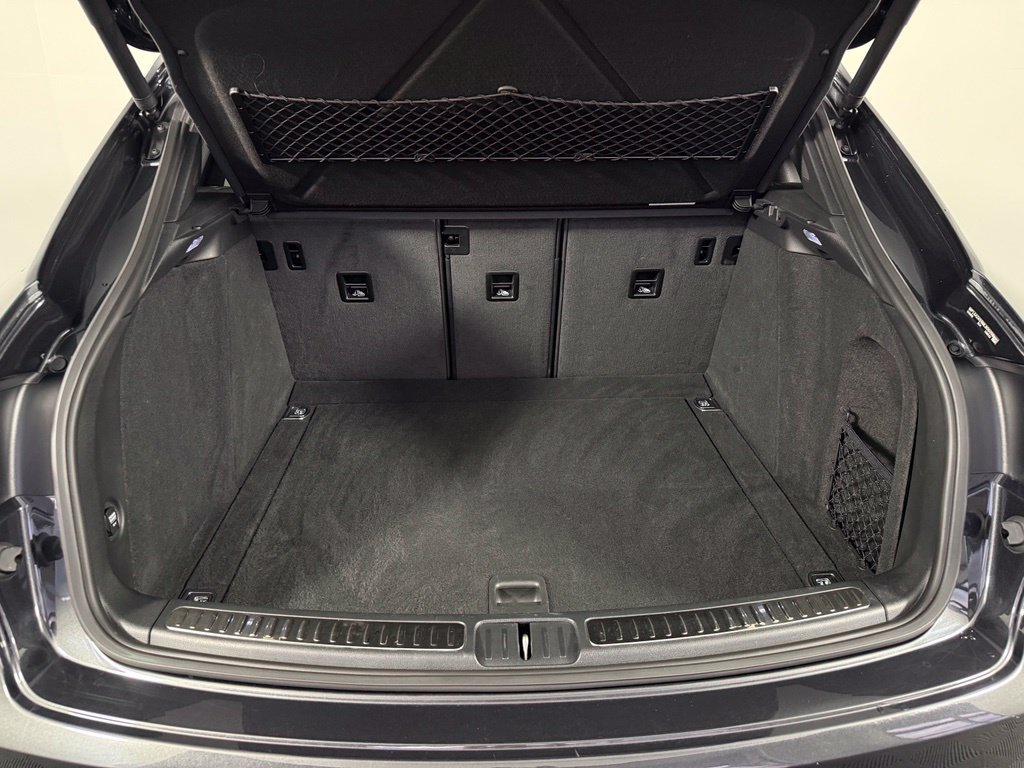 Certified 2021 Porsche Macan AWD/4WD image 44