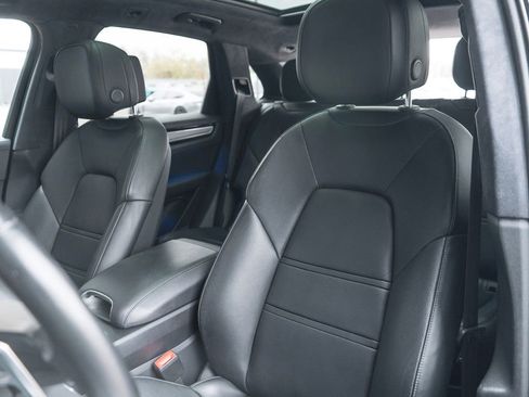 Used 2021 Porsche Cayenne Turbo S image 5