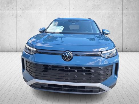 Used 2025 Volkswagen Tiguan SE FWD image 8