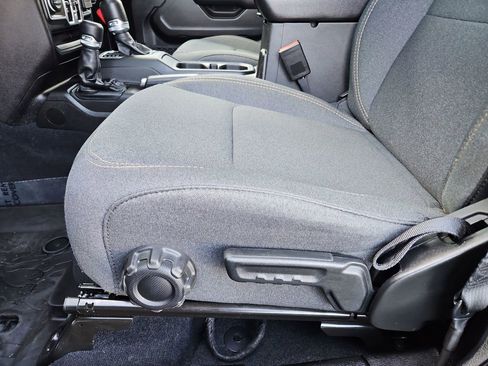 Used 2024 Jeep Wrangler Unlimited w/ Convenience Group image 23