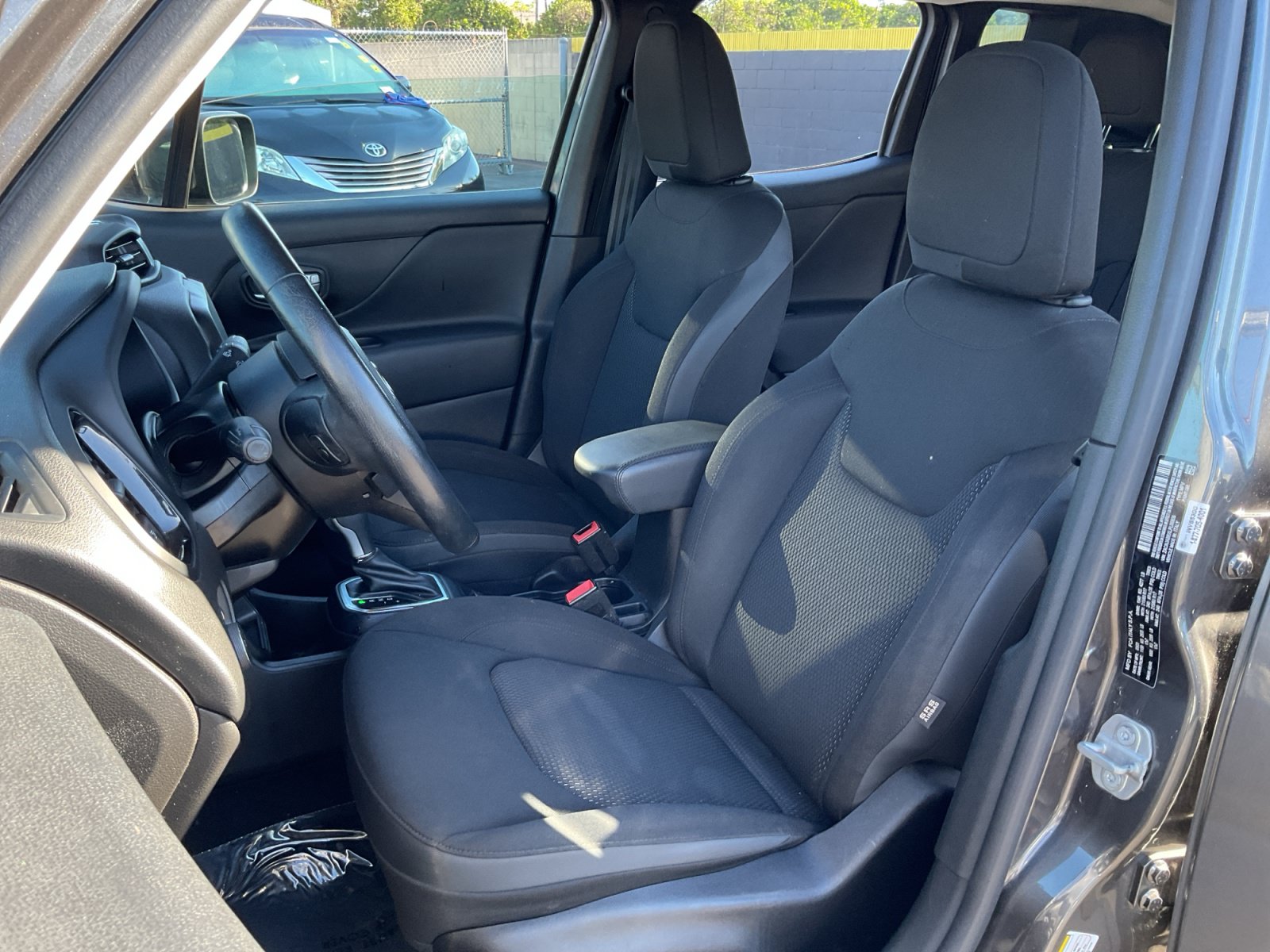Used 2020 Jeep Renegade Altitude FWD image 18