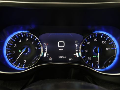 Used 2020 Chrysler Pacifica Limited FWD image 10