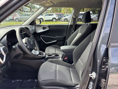 Used 2025 Kia Soul LX w/ LX Technology Package FWD image 25