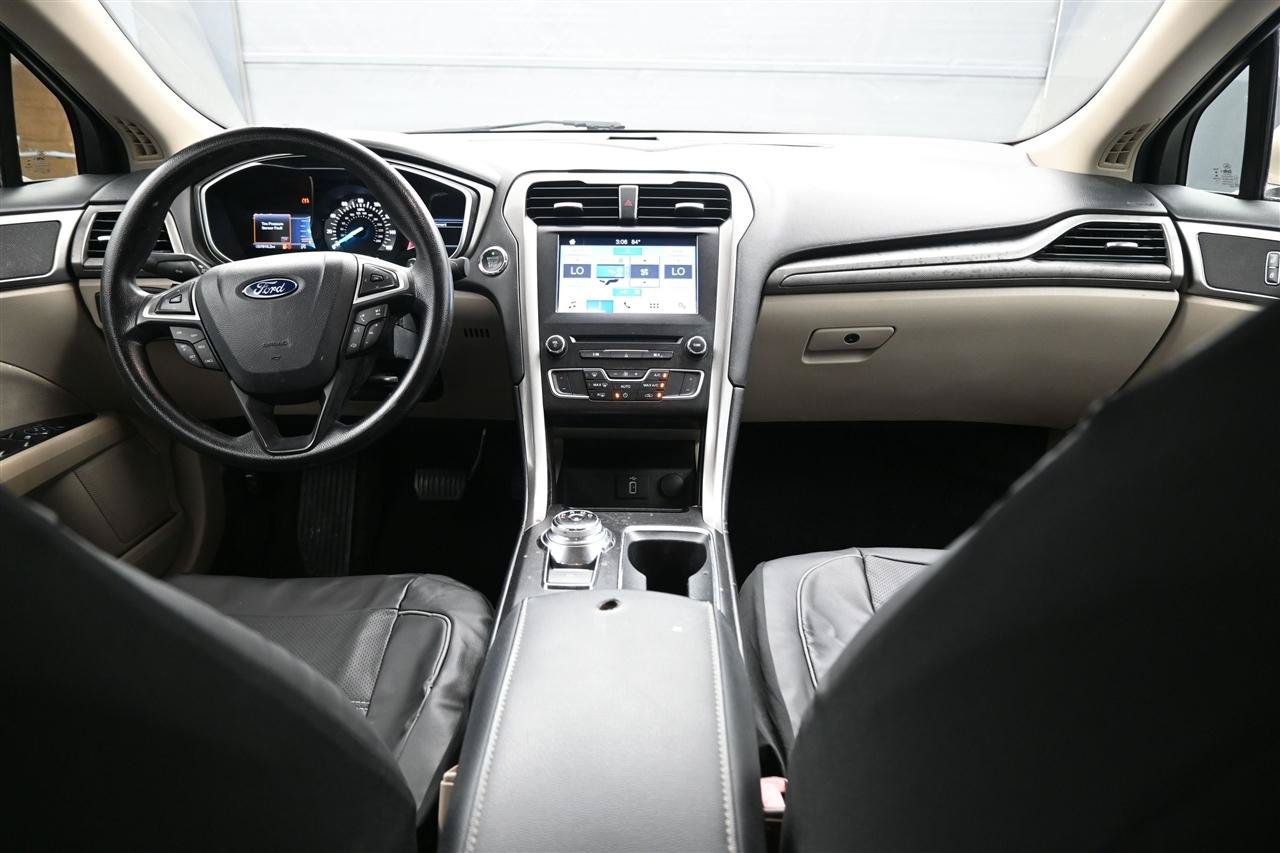 Used 2017 Ford Fusion SE w/ Fusion SE Technology Package FWD image 12