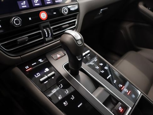 Used 2025 Porsche Macan image 17