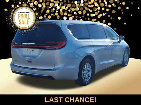 Used 2024 Chrysler Pacifica Touring-L image 5
