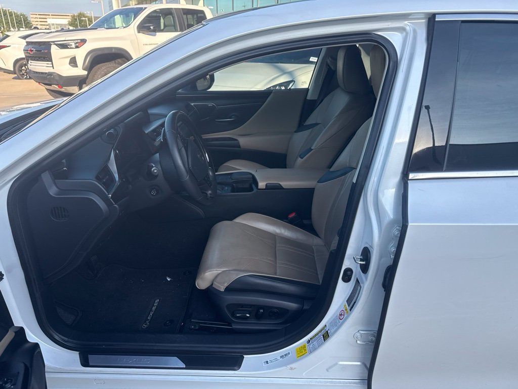 Used 2019 Lexus ES 350 Ultra Luxury w/ Accessory Package 2 FWD image 3