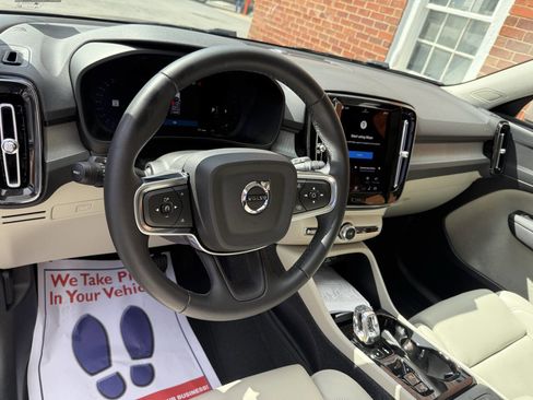 Used 2024 Volvo XC40 B5 Plus image 9