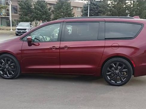 Used 2019 Chrysler Pacifica Limited image 8
