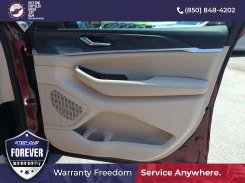 Used 2025 Jeep Grand Cherokee Limited w/ Trailer Tow Package AWD/4WD image 32