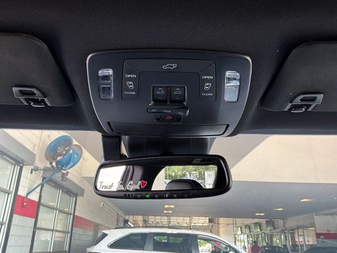 Used 2025 Toyota Sienna XSE AWD/4WD image 32