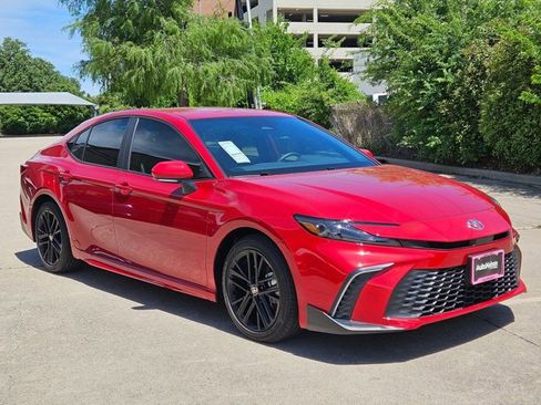 Used 2026 Toyota Camry SE w/ Convenience Package image 3