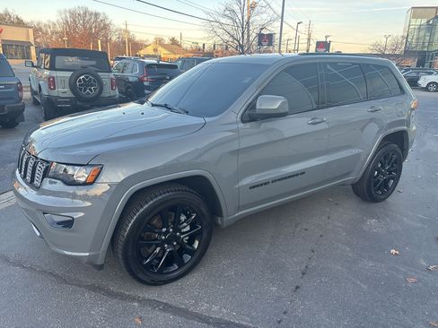 Used 2022 Jeep Grand Cherokee Laredo X image 12