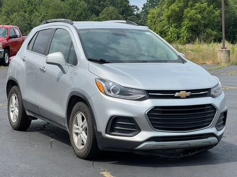 Used 2018 Chevrolet Trax LT w/ LT Convenience Package FWD image 19