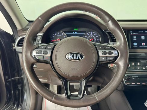 Used 2018 Kia Cadenza Limited FWD image 13