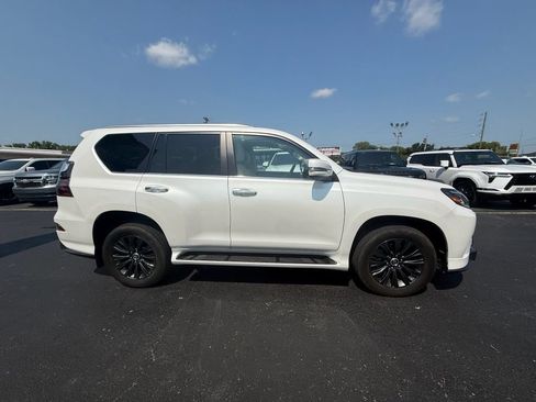 Used 2023 Lexus GX 460 Premium w/ Accessory Package AWD/4WD image 2