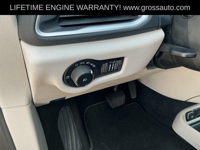 Used 2023 Chrysler Pacifica Touring-L FWD image 12
