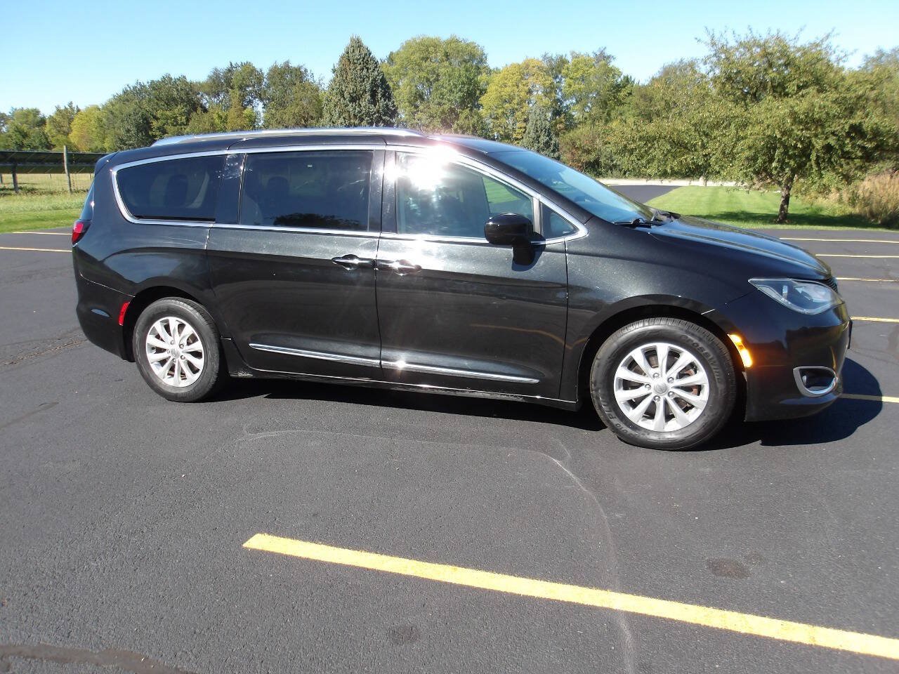 Used 2018 Chrysler Pacifica Touring-L FWD image 1