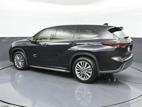 Certified 2024 Toyota Highlander Platinum FWD image 26