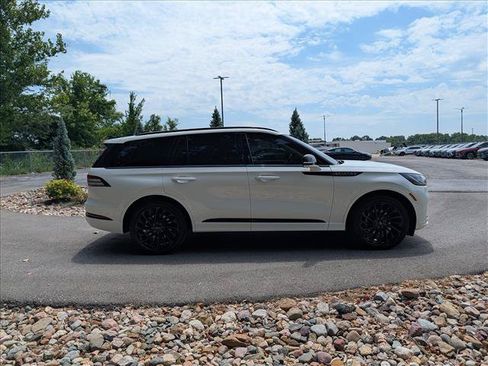 Used 2026 Lincoln Aviator Reserve AWD/4WD image 6