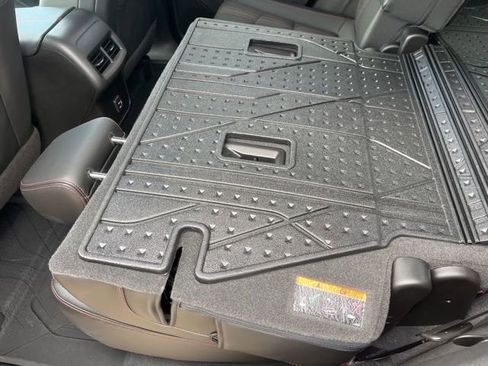 Used 2022 Chevrolet Equinox RS w/ LPO, Floor Liner Package AWD/4WD image 33
