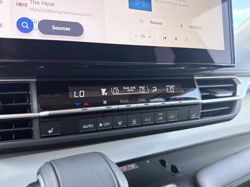 Certified 2025 Toyota Sienna XLE FWD image 7