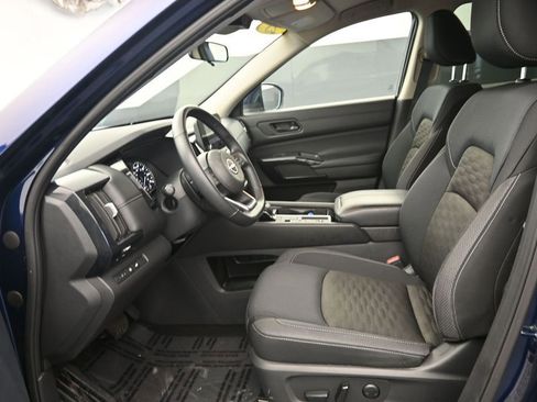 Used 2025 Nissan Pathfinder SV FWD image 13